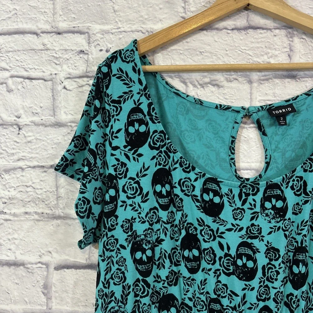 Torrid Size 2 Dress Skulls Roses Turquoise Black Keyhole Back Flowy Stretch Goth - Picture 4 of 7